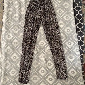BLACK AND WHITE ROSE LEGGINGS